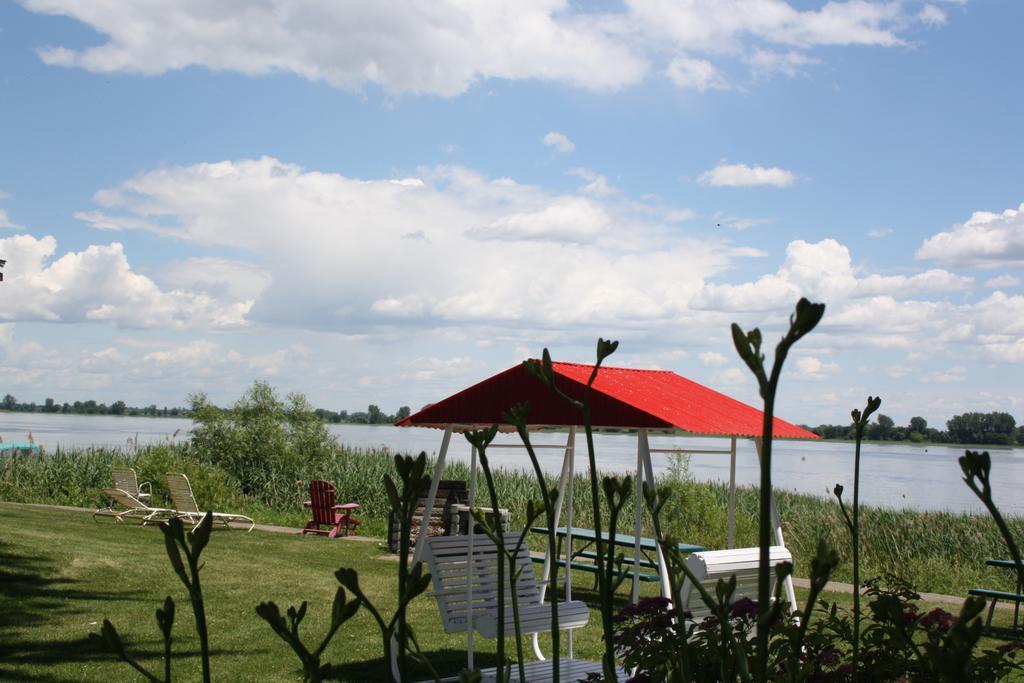Au Doc Motel Репантіньї Екстер'єр фото