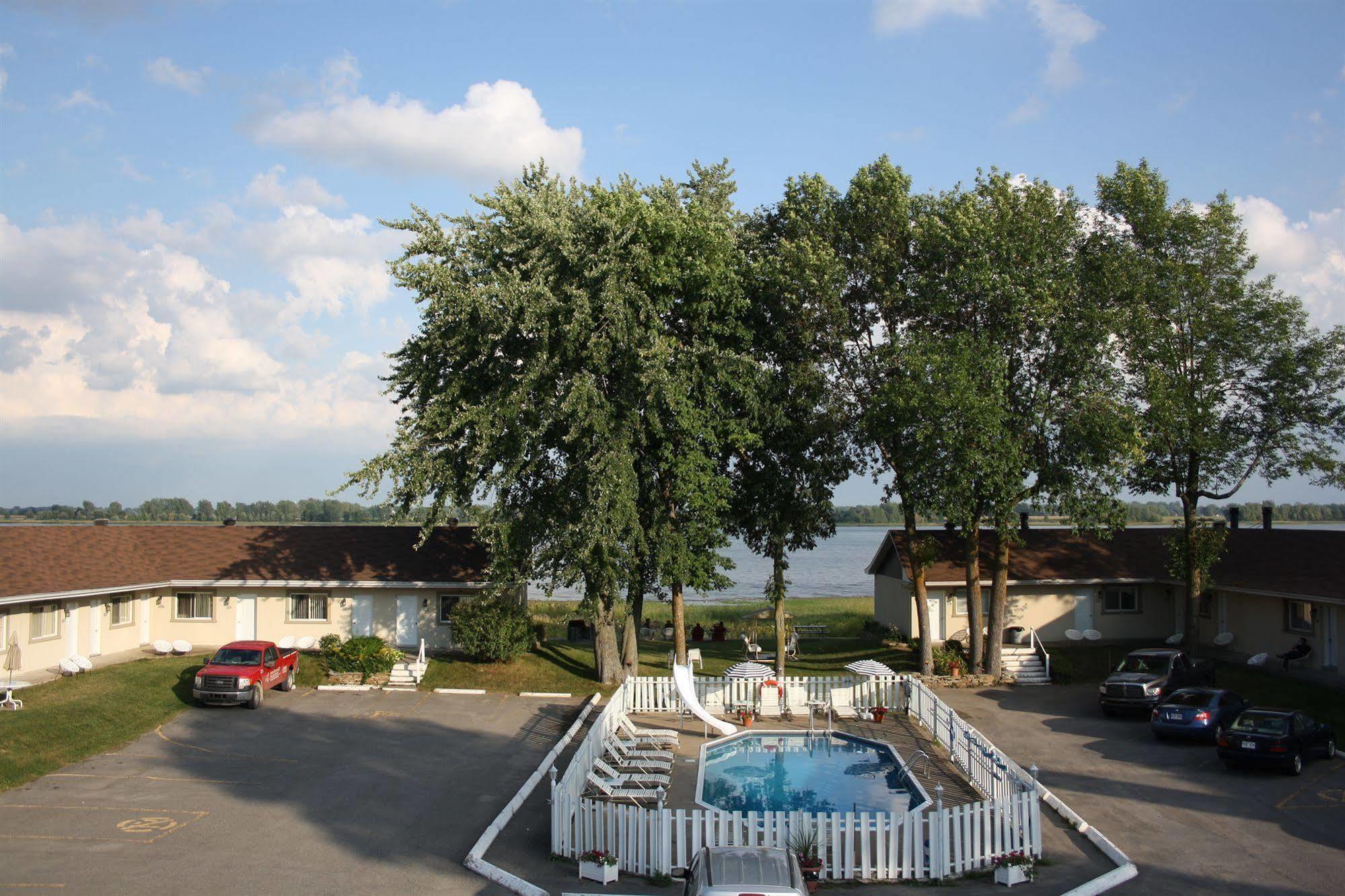 Au Doc Motel Репантіньї Екстер'єр фото